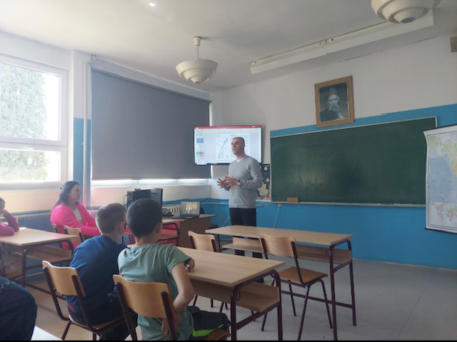 Тимски угледни час