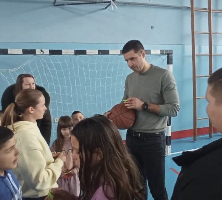 Лепо спортско изненађење за наше ученике /Миленко Тепић и Млађан Шилобад у посети нашој школи